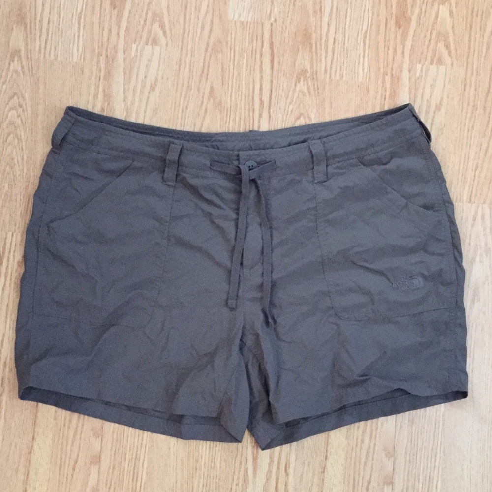 Women’s The North Face Shorts. Size:16 Green